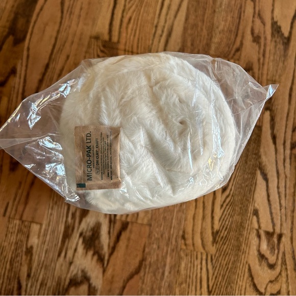 UnHide Lil Marsh vegan furry blanket NWT NIP in color Snow White size small - Picture 4 of 6